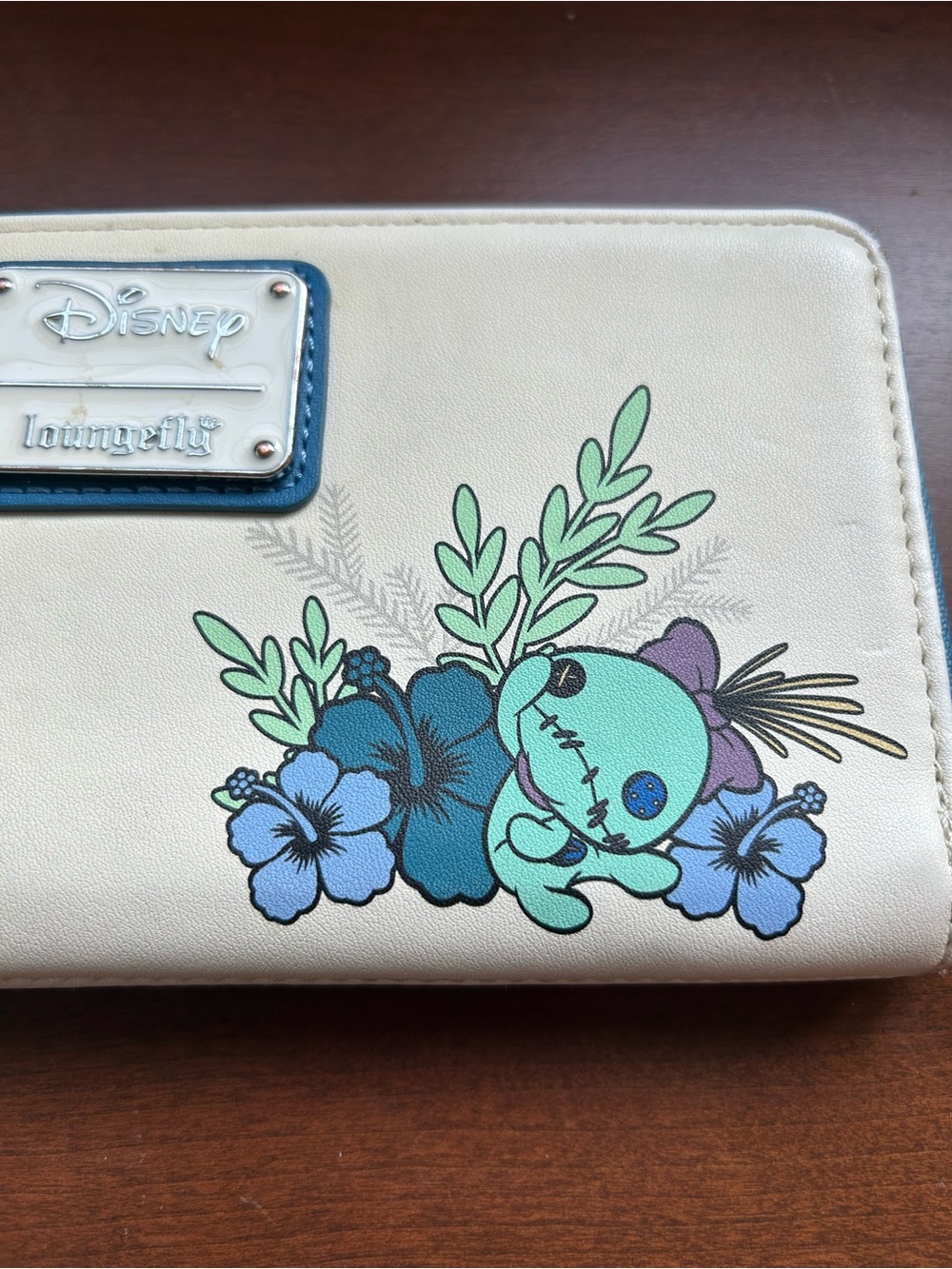 Loungefly x Disney Lilo & Stitch Zip Around Wallet featuring Upside-down Stitch - Picture 4 of 10